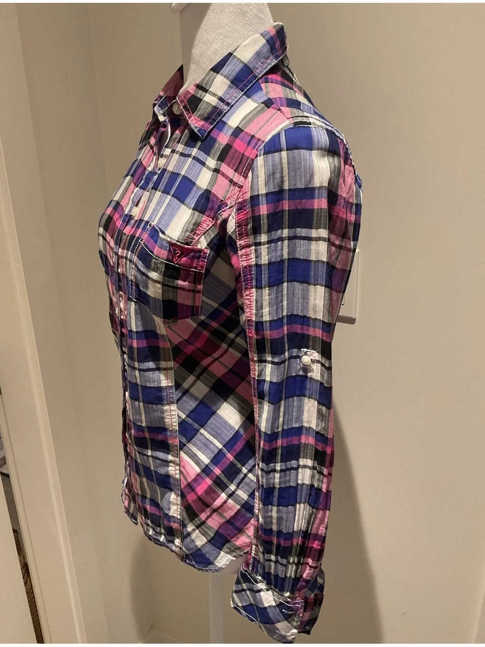 *Guess* Plaid Button-Down Shirt with adjustable sleeves . - Picture 4 of 12